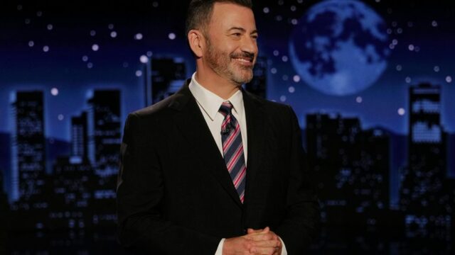 Jimmy Kimmel subiu para a celebração em seu retorno noturno, aconselhando os Estados Unidos por que precisamos falar contra a tirania 

