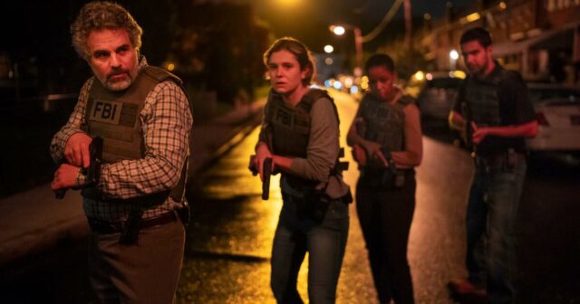 'Job', de Maker of 'Mare of Easttown', está fixado 2 caras de coração terno e infeliz 


