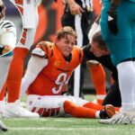 Joe Burrow faz uma careta depois de sofrer uma lesão no dedo do pé durante o jogo do Bengals contra o Jaguars em 14 de setembro de 2025.