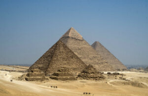 Joe Rogan visitante pressiona casos de labirintos sob pirâmides Joe Rogan visitante pressiona casos de labirintos sob pirâmides