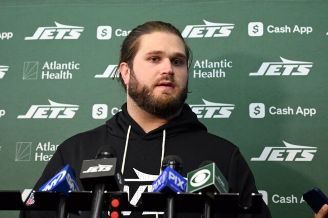 Joe Tippmann fala com a mídia após o treino de Jets em 4 de setembro de 2025.  