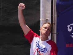 Joey Chestnut quebra o objetivo de 99 Hen Nuggets em 9 entradas em Dodgers-Giants Joey Chestnut quebra o objetivo de 99 Hen Nuggets em 9 entradas em Dodgers-Giants