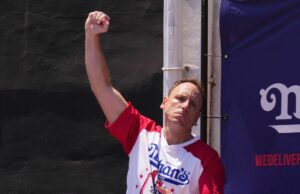 Joey Chestnut quebra o objetivo de 99 Hen Nuggets em 9 entradas em Dodgers-Giants Joey Chestnut quebra o objetivo de 99 Hen Nuggets em 9 entradas em Dodgers-Giants