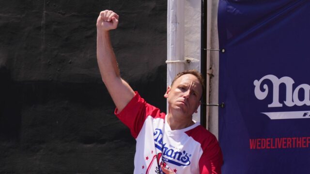 Joey Chestnut quebra o objetivo de 99 Hen Nuggets em 9 entradas em Dodgers-Giants 

