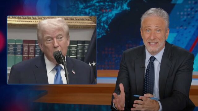 Jon Stewart aconselha os protetores de Trump a se inscreverem com o relaxamento da América e 'Battle Like Heck' para nossa Constituição | videoclipe 

