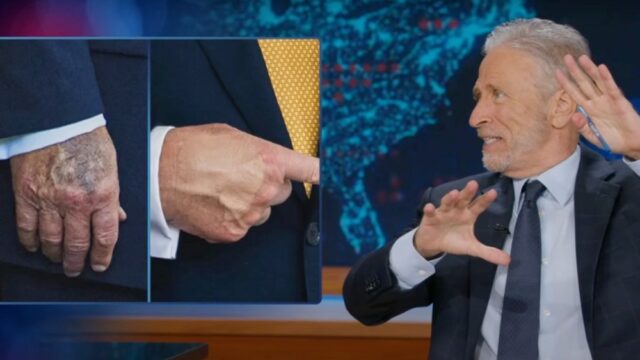 Jon Stewart liga para Trump uma criança 'Make-A-Wish' enquanto lida com relatórios governamentais de fatalidade: 'Todo mundo que aparece em seu local de trabalho faz um de seus desejos acontecer' 

