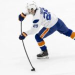 O novo ilhé Jonathan Drouin dá uma chance durante o treino da equipe em 18 de setembro de 2025.
