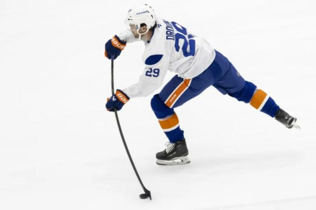 O novo ilhé Jonathan Drouin dá uma chance durante o treino da equipe em 18 de setembro de 2025.