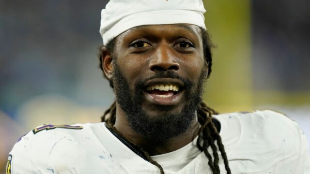 Jones: Cowboys realmente autorizou Clowney a adquirir 

