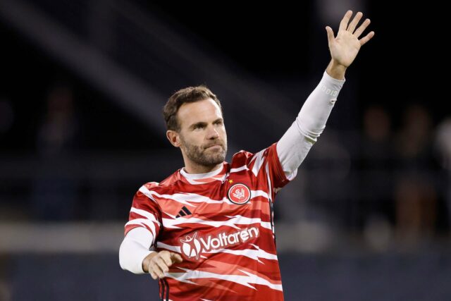 Juan Mata tocando para Sydney Wanderers
