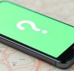 Telefone verde no mapa com ponto de interrogação