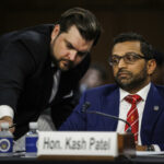 Kash Patel afirma que nenhuma informação 'qualificada' Epstein traficou meninas para outras pessoas