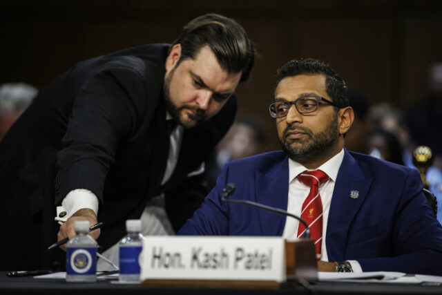 Kash Patel afirma que nenhuma informação 'qualificada' Epstein traficou meninas para outras pessoas 

