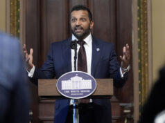 Você está protegendo seus vizinhos? Diretor do FBI quer investigar suas conversas Cartoon de Clay Bennett