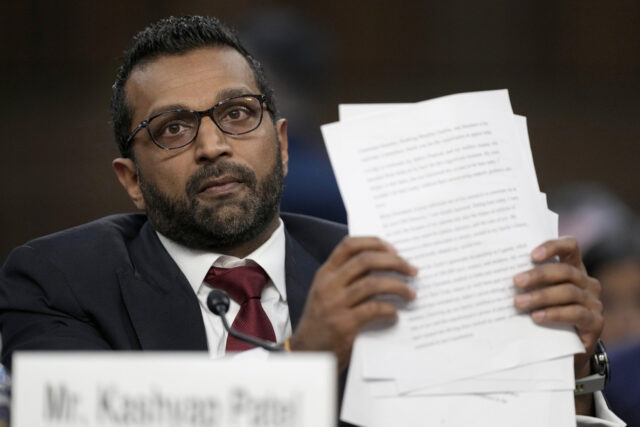 Kash Patel não se arrepende de parecer um doofus não qualificado

