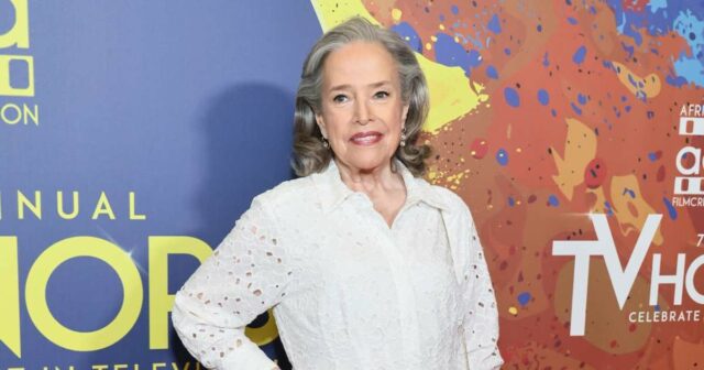Kathy Bates chorou depois de se encaixar no vestido Emmys