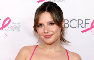 Katie Thurston chora sobre o relatório falso de fatalidade Uma linha do tempo da ex -solteira Katie Thurston Breast Cancer Battle, do diagnóstico ao tratamento