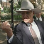 Bob Katter ameaçando um jornalista 9News.