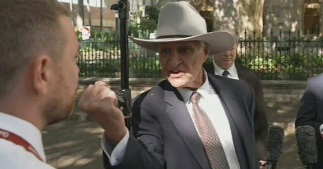 Bob Katter ameaçando um jornalista 9News.
