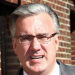 Keith Olbermann parece ameaçar o analista da CNN Scott Jennings: 'Você é a próxima mãe*cker'