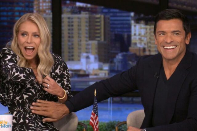 Kelly Ripa tem que "chegar no fundo do decote" em 'Live' depois que seu microfone cai pelo vestido, levando a Mark Consuelos a perguntar: "Posso encontrar?"

