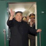 O líder da Coréia do Norte, Kim Jong Un Waves, de um trem em Pyongyang, Coréia do Norte.
