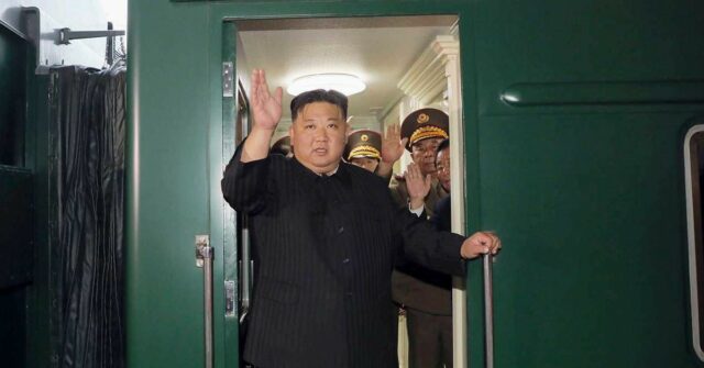 O líder da Coréia do Norte, Kim Jong Un Waves, de um trem em Pyongyang, Coréia do Norte.