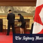 O líder norte-coreano Kim Jong-un e o presidente russo Vladimir Putin conversam dentro de um veículo em Pequim.