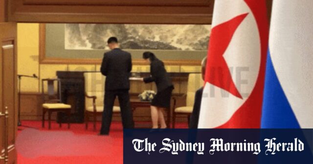 O líder norte-coreano Kim Jong-un e o presidente russo Vladimir Putin conversam dentro de um veículo em Pequim.