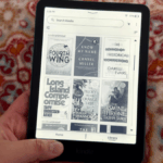 À esquerda, um Kindle Paperwhite. À direita, uma edição do Kindle Paperwhite Signature.