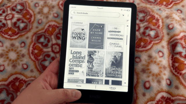 À esquerda, um Kindle Paperwhite. À direita, uma edição do Kindle Paperwhite Signature.