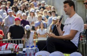 Kirk estava fazendo perguntas sobre a violência armada quando foi baleado Kirk estava fazendo perguntas sobre a violência armada quando foi baleado