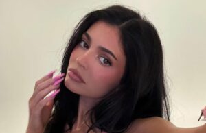 Kylie Jenner deixa os seguidores salivando em sutiã de látex de látex Kylie Jenner mostra um novo design Khy Design