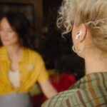 Há más notícias para a tradução ao vivo da AirPods nos países da UE | Ainda do vídeo da Apple
