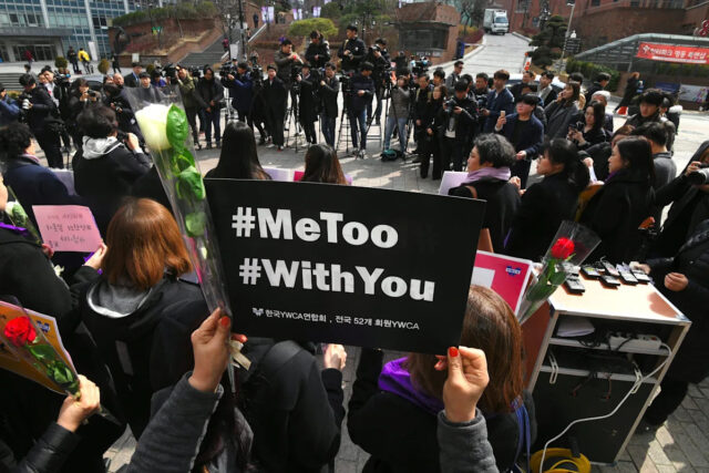 Os manifestantes sul-coreanos mantêm banners durante uma manifestação para marcar o Dia Internacional da Mulher, como parte do movimento #MeToo do país, em uma foto de arquivo tirada em Seul, Coréia do Sul, 8 de março de 2018./Crédito: Jung Yeon-je/AFP/Getty