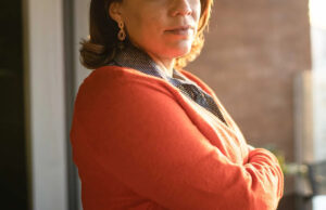 Lady pensa Getty Man relaxando em um sofá (imagem de estoque)