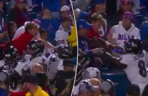 Lamar Jackson entra em escaramuça selvagem com o fã de Bills depois do TD de uma mão de DeAndre Hopkins Lamar Jackson entra em escaramuça selvagem com o fã de Bills depois do TD de uma mão de DeAndre Hopkins