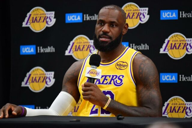 LeBron James fala no Lakers Media Day em 29 de setembro de 2025. 