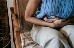 Lecuridade covídea conectada com perda de sangue uterina irregular e variante de sinal da fase de ciclo dor de estômago