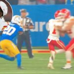 O receptor dos chefes Xavier Worthy (1) foi ferido em uma colisão com o companheiro de equipe Travis Kelce (87) em 5 de setembro de 2025.