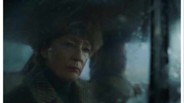 Lesley Manville encontra o caos político como o clipe de estreia de Kasia Adamik 'Wintertime Of The Crow', reivindica o estudo de Mike Leigh 'em Still Live in Your Bones' (único) 

