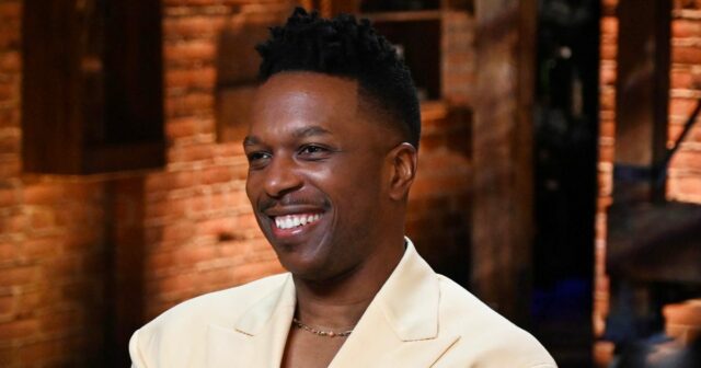 Leslie Odom, Jr. como 