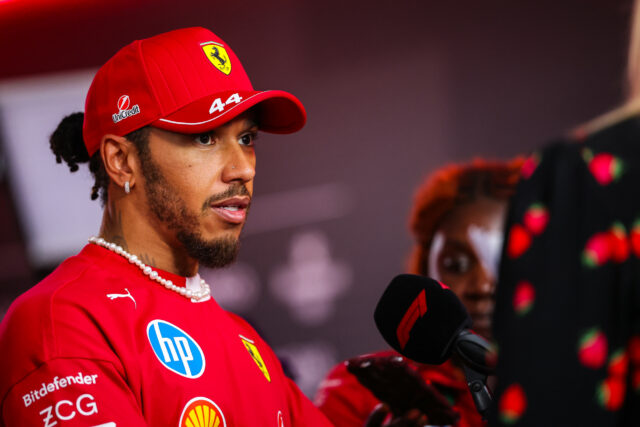 Lewis Hamilton vai mais rápido no FP2 em Baku - 'diga graças ao Senhor' 

