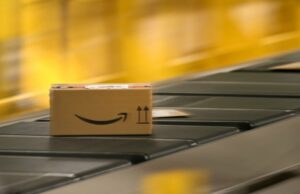 LideHacker Oros Live Blog Site: As ofertas mais eficazes que realmente descobrimos, feitas em uma área Um pacote com o logotipo da Amazon é transportado ao longo de uma correia transportadora em uma estação de embalagem de um centro de redistribuição da gigante do varejo on-line Amazon em Horn-Bad Meinberg, na Alemanha Ocidental, em 9 de dezembro de 2024.