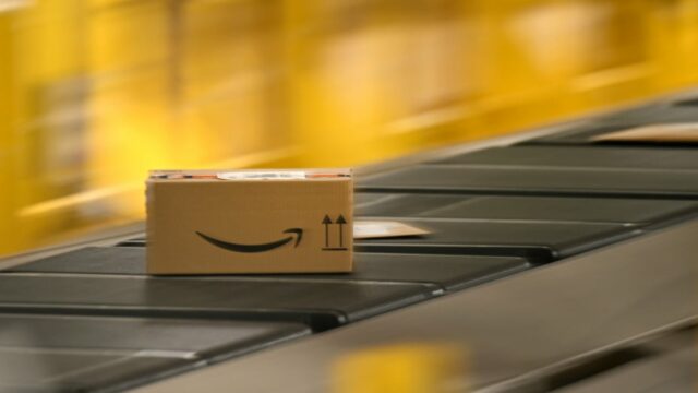Um pacote com o logotipo da Amazon é transportado ao longo de uma correia transportadora em uma estação de embalagem de um centro de redistribuição da gigante do varejo on-line Amazon em Horn-Bad Meinberg, na Alemanha Ocidental, em 9 de dezembro de 2024.