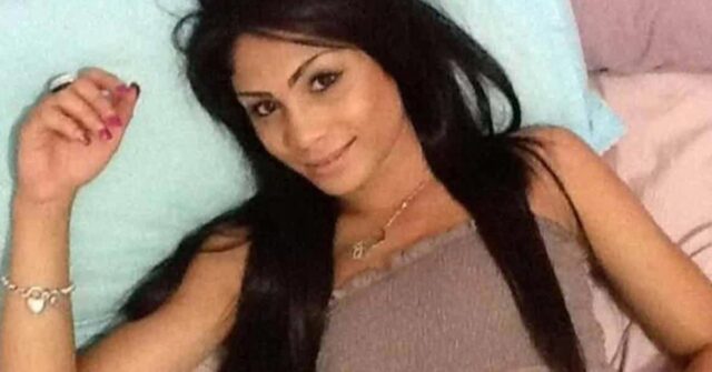 Onze anos atrás, uma mulher foi presa por ajudar a encobrir um assassinato sangrento, limpando a cena do crime. Agora, a polícia temem que Crystal Portelli destruiu um carro para esconder seu suposto envolvimento no acerto de um ciclista de 40 anos.