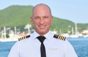 Listado abaixo do capitão do Deck, Kerry certamente tiraria a camiseta se ele realmente não tivesse uma figura de papai ‘ Capitão Kerry