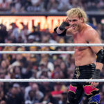 Logan Paul angustiado com a escolha da WWE de três vias H