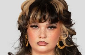 Lola jovem ‘ok’ depois de quebrar no palco durante toda a eficiência Lola jovem 'ok' depois de quebrar no palco durante toda a eficiência