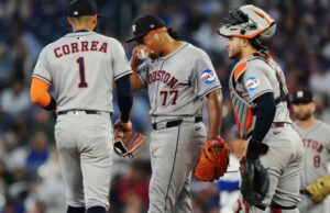 Luis Garcia, de Astros O iniciante de Houston, Luis Garcia (Center), é visitado por companheiros de equipe antes de ser retirado do jogo no segundo turno devido ao desconforto do cotovelo durante a derrota por 4-3 do Astros e 10 para o Blue Jays em 9 de setembro de 2025.